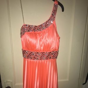 Long elegant dress with one shoulder strap.